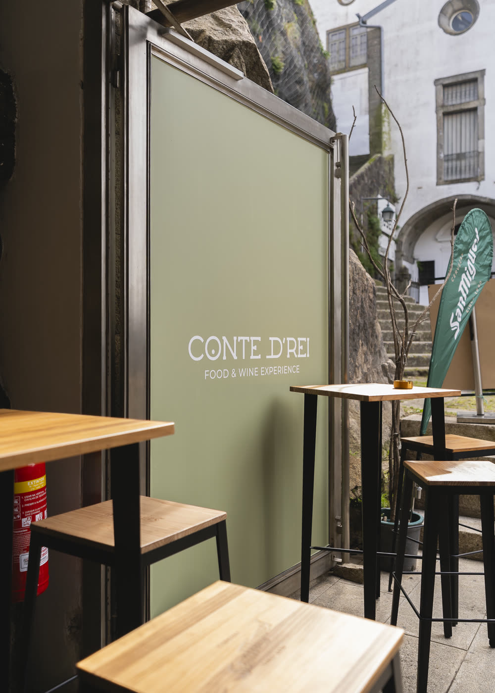 Entrada do Conte D'Rei no Largo do Colégio, Porto